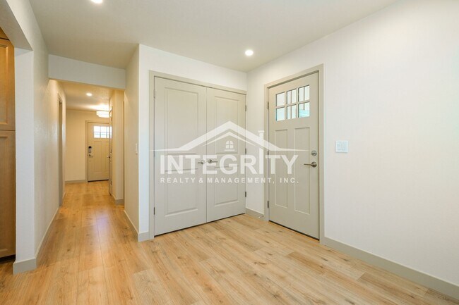 Building Photo - 6475 W Kingsley Ave