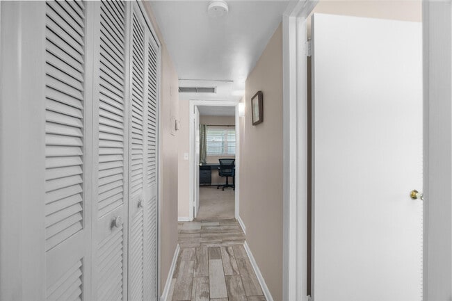 Building Photo - 410 NE 17th Ave