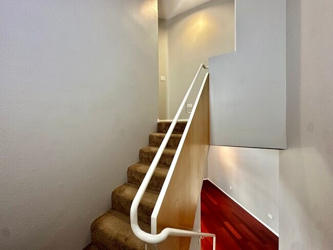 Building Photo - Luxury 2 Bed/2.5 Bath 2 Story Townhouse in...