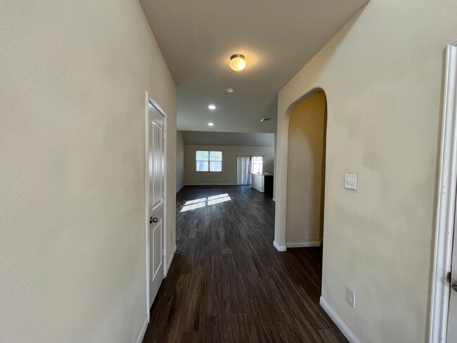 Building Photo - Move-in ready Charming 4-Bed, 2.5-Bath Hom...