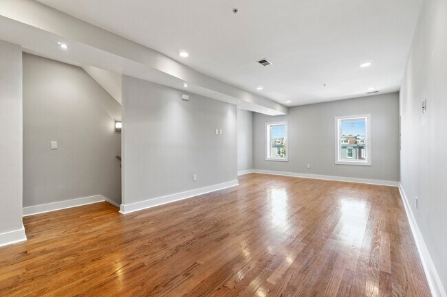 Building Photo - 2118 4th St NE