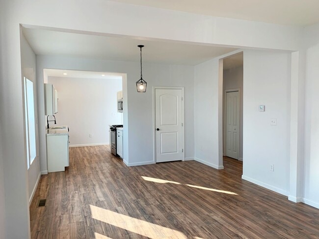 Building Photo - Beautifully Renovated and Move in Ready!