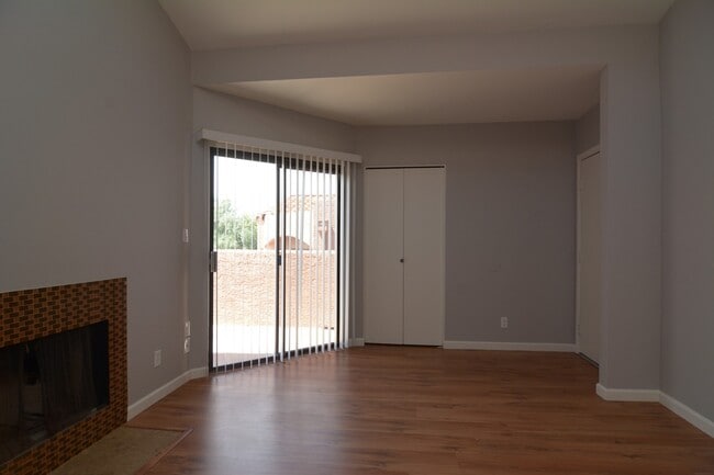 Building Photo - Recently Remodeled 2 Bedroom 2 Bath Condo! Close to the U of A!