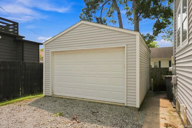 Building Photo - 527 W Oakdale Dr
