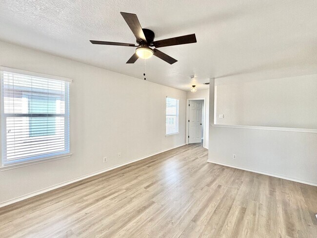 Building Photo - Spacious 4 bed 2.5 bath two-story home!