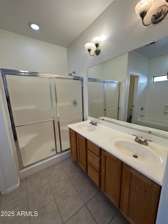 Building Photo - 1015 S Val Vista Dr