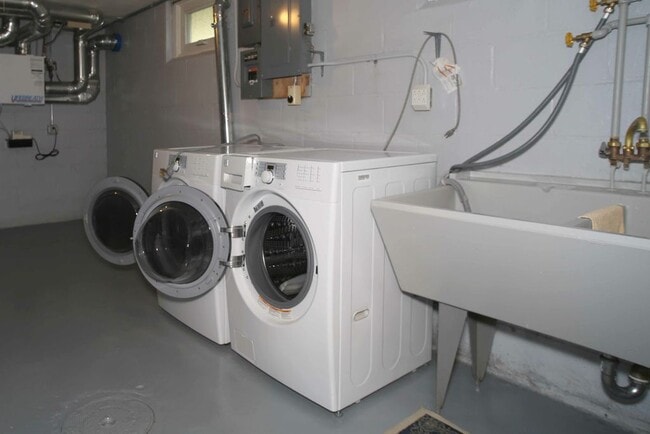 Building Photo - AVAILABLE AUG 19th - 4 BEDROOM 3 BATHROOM - GORGEOUS LAKE VIEWS