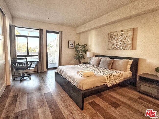 Building Photo - 723 S St Andrews Pl