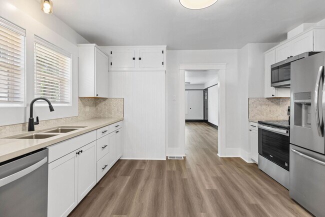 Building Photo - 3 Bed, 2 Bath, 1 Office/Guest - Fully Renovated Midtown Home