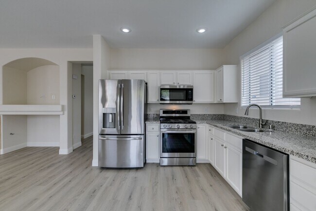 Building Photo - Charming 4 Bedroom, 3 Bathroom Home Near S...