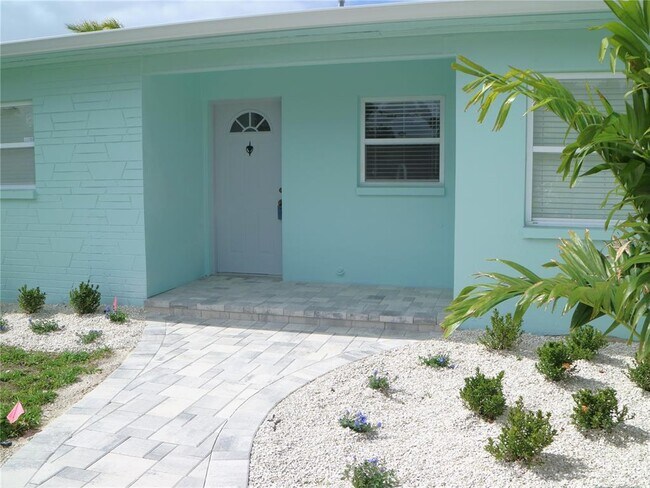 Building Photo - 310 Westwinds Dr E