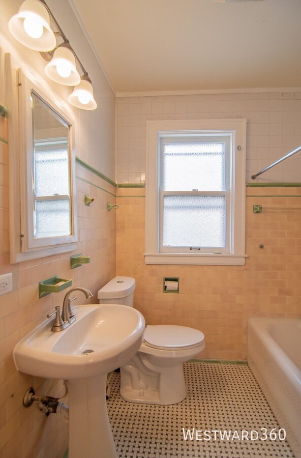 Building Photo - 5844 N Artesian Ave