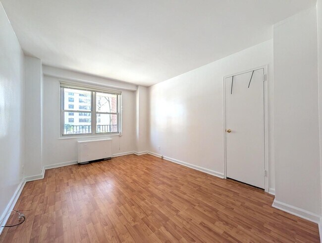 Building Photo - 225 St Pauls Ave