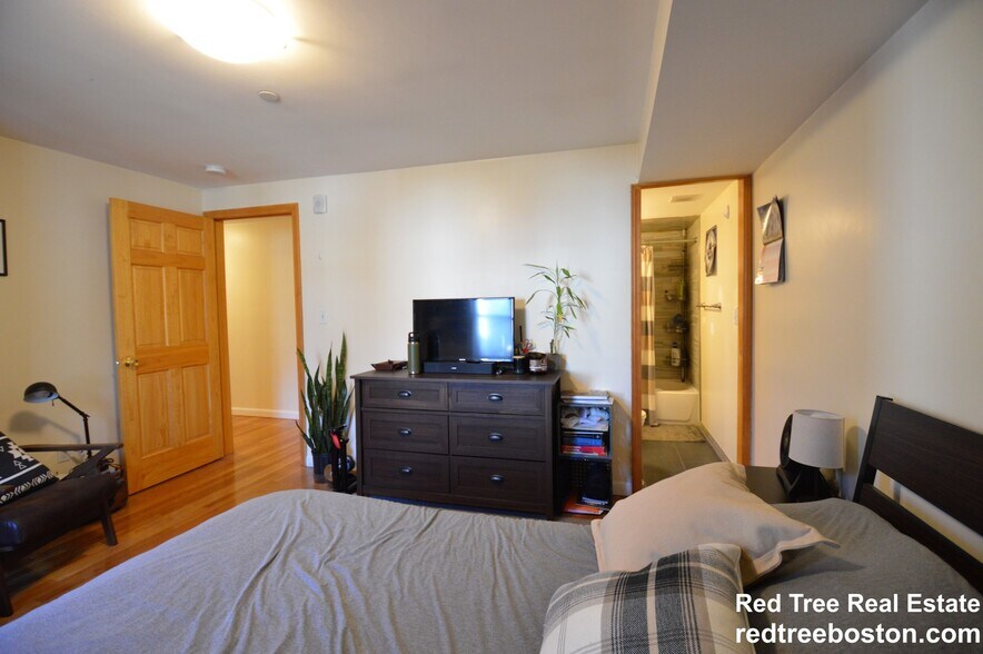 Building Photo - 34 Bentley St