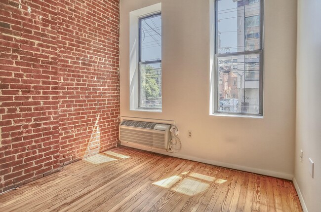 Building Photo - 308 Madison St