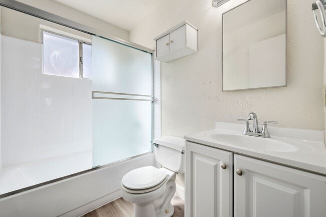 Building Photo - Nice 4BR/2.5BA Home in GREAT Location!