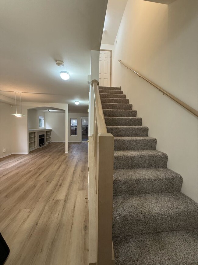 Building Photo - Warm & Cozy 2BD/1.5BTH Townhome for Rent i...