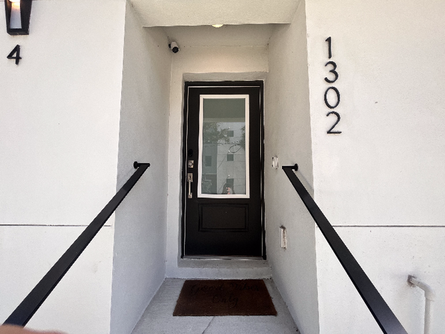 Building Photo - 1302 W Carmen St