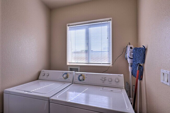 Building Photo - 2447 Rio Dr