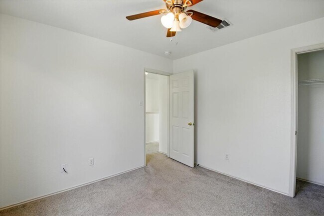 Building Photo - 508 Crater Lake Dr