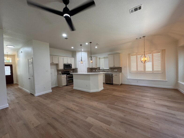 Building Photo - 2105 Lanshire Dr
