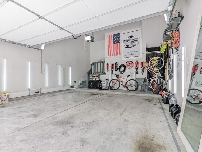 Building Photo - 1114 W 15th 1/2 St