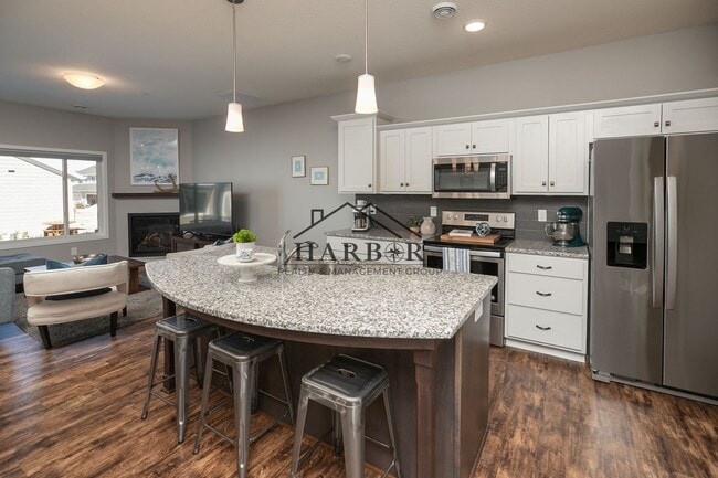 Building Photo - Contemporary 3 Bedroom Towhome in NW Rochester