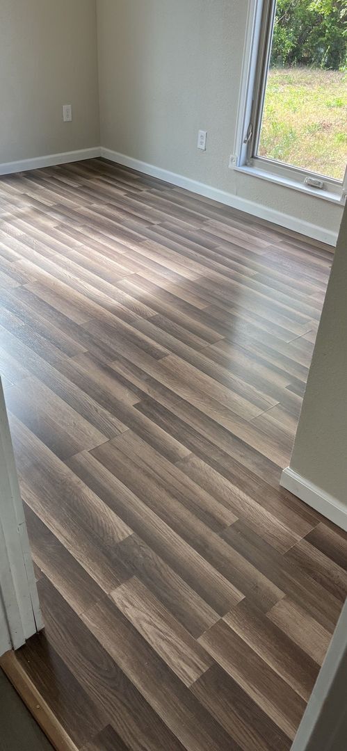 Building Photo - 4 Bedroom, 2 Bathroom Home w/ Bonus Room