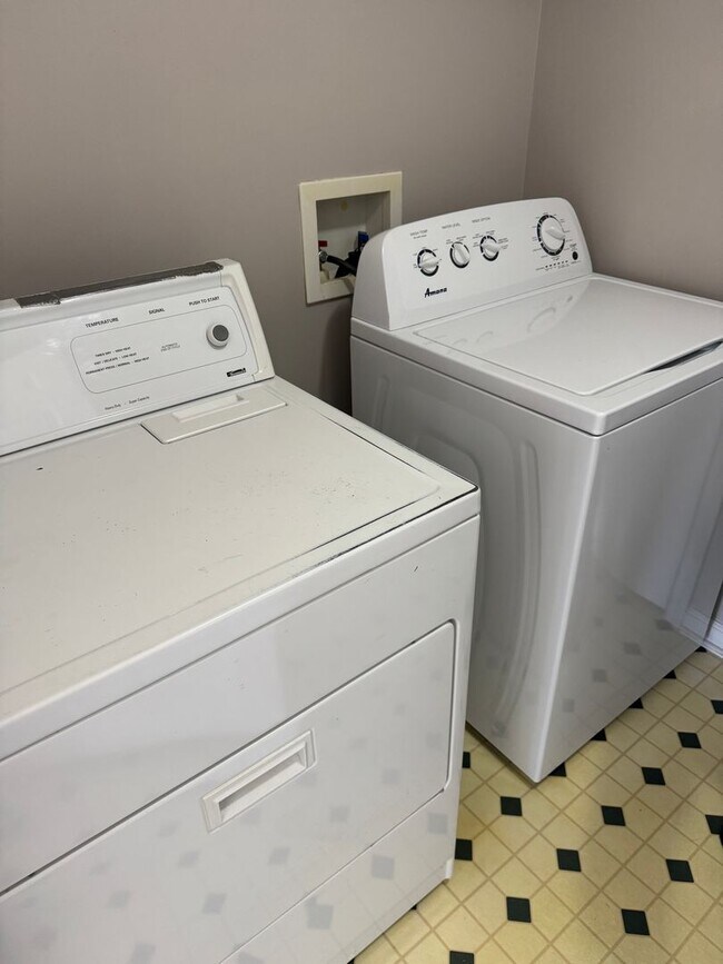 Building Photo - Spacious 3-bedroom, 2-bath home with a 2-car garage!