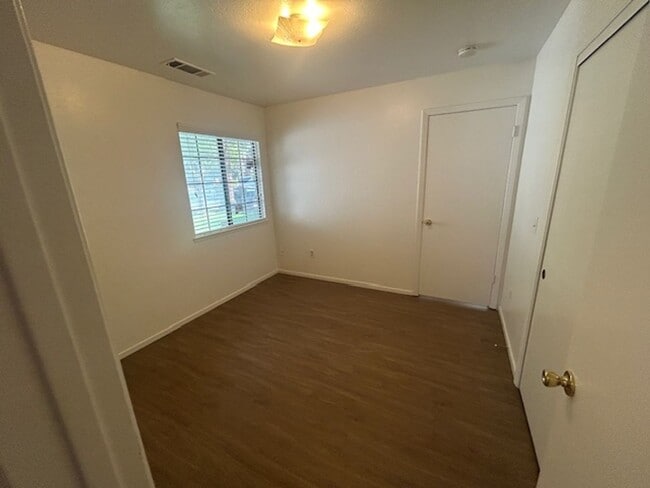 Building Photo - 3 bedroom 2 bath in central Visalia!