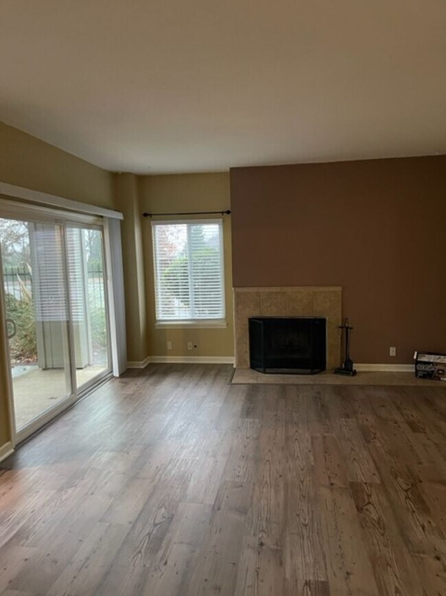 Building Photo - Beautiful Bottom Floor Unit in Ridgecrest Condos! Month to Month Lease!