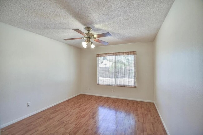 Building Photo - 1549 E Drake Dr