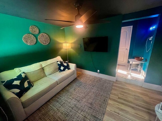 Building Photo - 625 NE 13th Ave