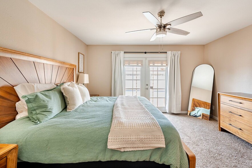 Master Bedroom - 1104 E Campus Dr