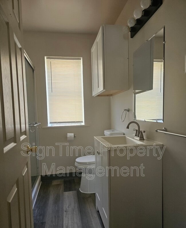 Building Photo - 10907 Lincoln Ave