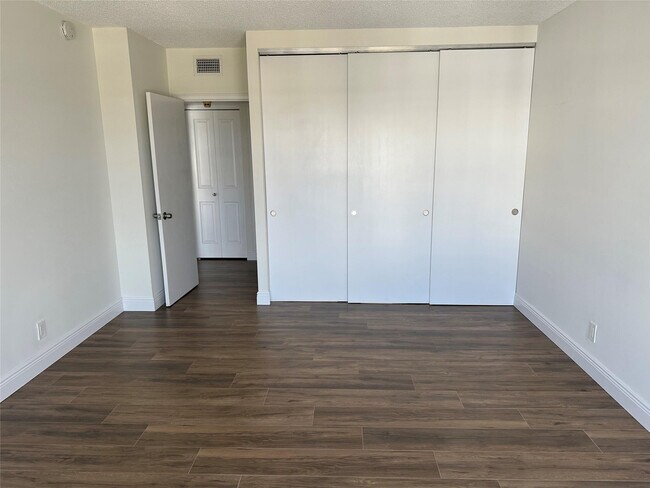 Building Photo - 3550 Galt Ocean Dr