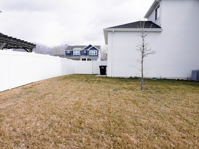 Building Photo - 2274 S 50 E