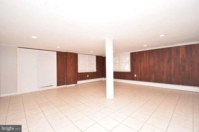 Building Photo - 204 W Locust St