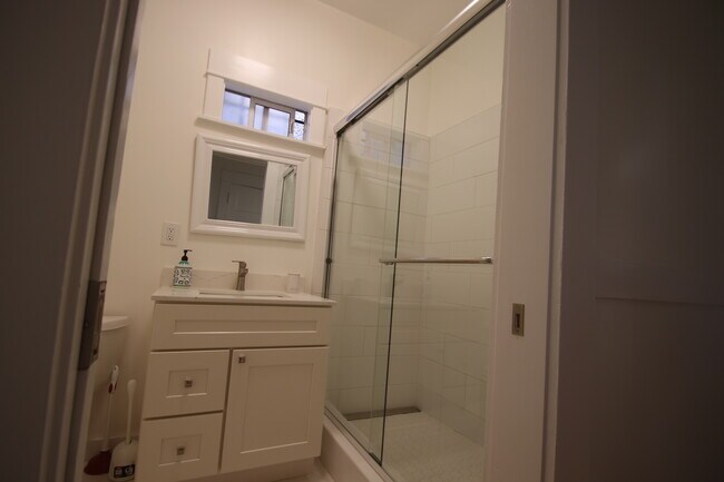 Building Photo - 201 Orange St