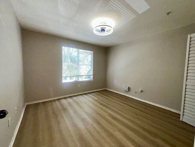 Building Photo - NEW-Remodeled bathroom & kitchen! NEW VINYL PLANK flooring & fresh paint! 2 bedroom 1 bath condo ...