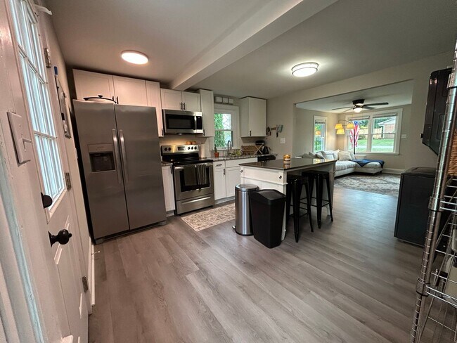 Building Photo - Charming 3 bedroom, 1 bathroom brick home ...