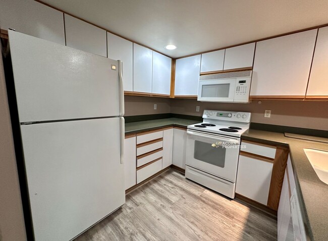 Building Photo - 915 SW Kimball Dr