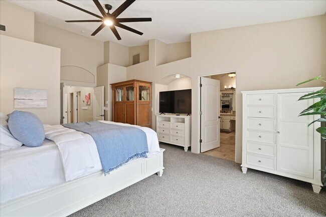 Building Photo - 1909 E Coral Tree Dr