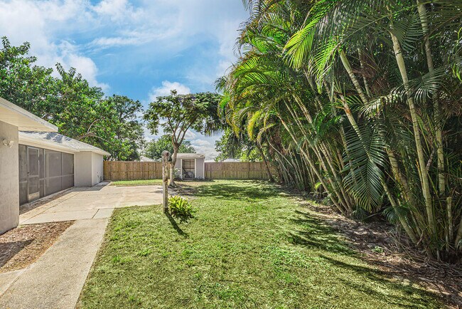 Building Photo - 300 Riomar Dr