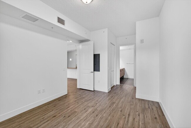 Building Photo - 225 S Latitude Cir