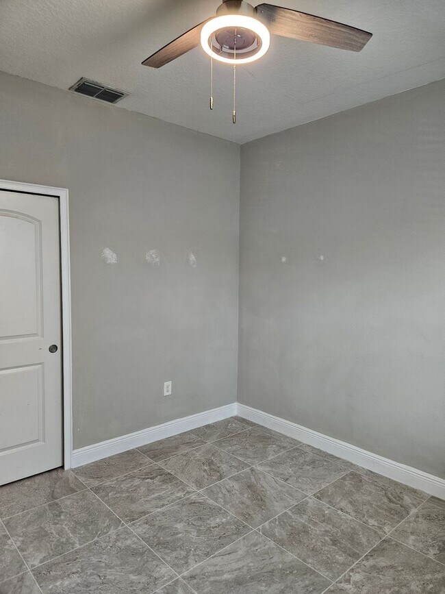 Building Photo - 4 Bedroom 2 bath beautiful spacious home i...