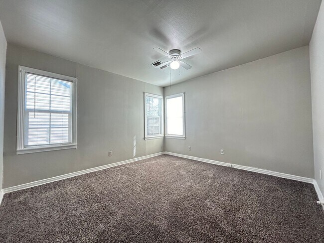 Building Photo - House Located Near Maxey Park, Medical Dis...
