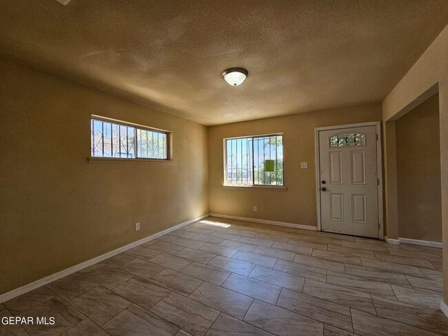 Building Photo - 6005 Tampa Ave