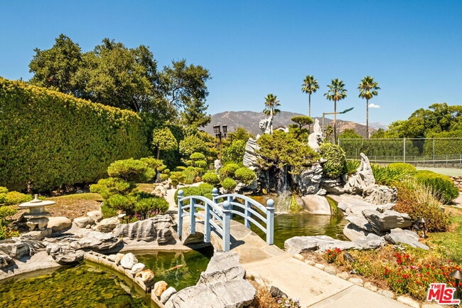 Building Photo - 1047 E Pomello Dr