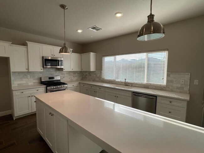 Building Photo - Modern Living Meets Clovis Charm!